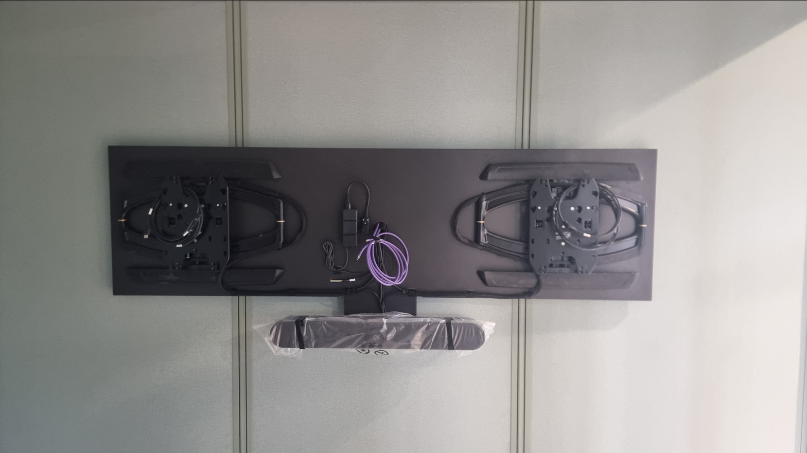 Dual Screen Meeting Pod